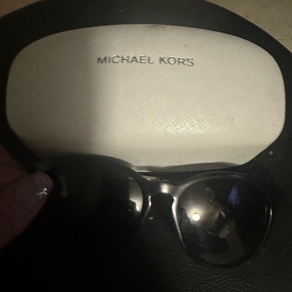 Sun glasses - Picture 2 of 3